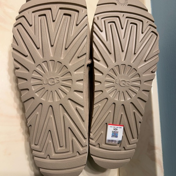 Ugg Platform Shoe - Picture 3 of 5